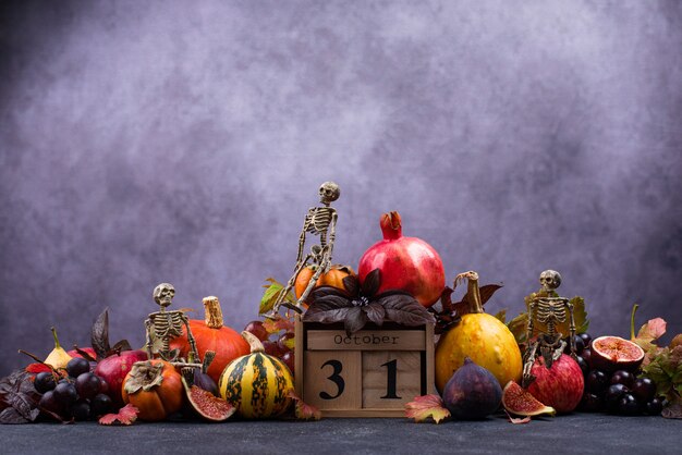 Composição de Halloween com frutas de outono