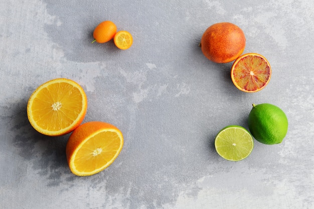 Composição de laranja, kumquat, limão e laranja vermelha