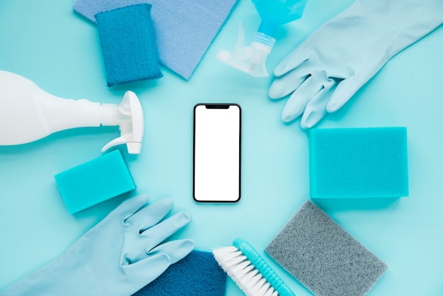 Composição de limpeza plana leiga com modelo de smartphone