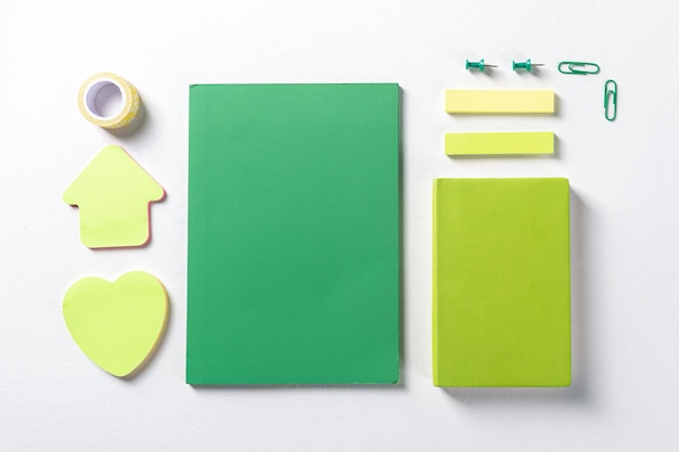 Composição de maquete de bloco de notas de tom verde moderno para papelaria