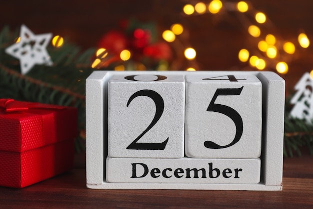 Composição de Natal aconchegante com calendário datado de 25 de dezembro Árvore de Natal e caixa de presente