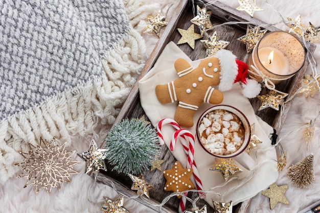 Composição de Natal aconchegante com uma xícara e biscoitos. Chocolate quente com marshmallow.