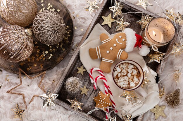 Composição de Natal aconchegante com uma xícara e biscoitos. Chocolate quente com marshmallow.