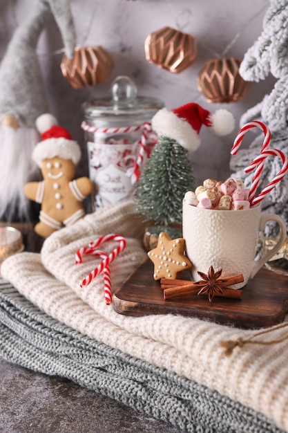 Composição de Natal aconchegante com uma xícara e biscoitos. Chocolate quente com marshmallow.