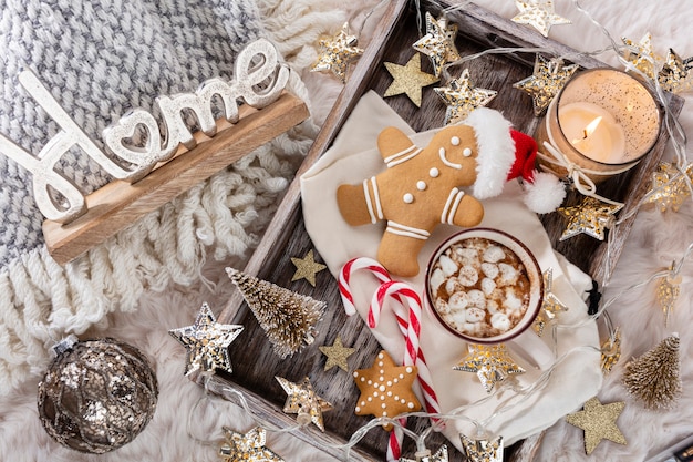 Composição de Natal aconchegante com uma xícara e biscoitos. Chocolate quente com marshmallow.