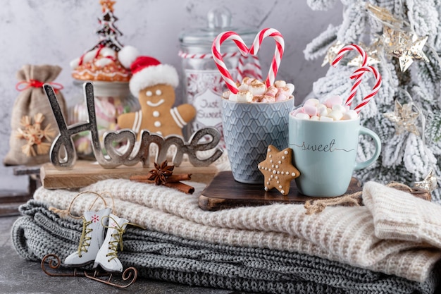 Composição de natal aconchegante com uma xícara e biscoitos. chocolate quente com marshmallow.