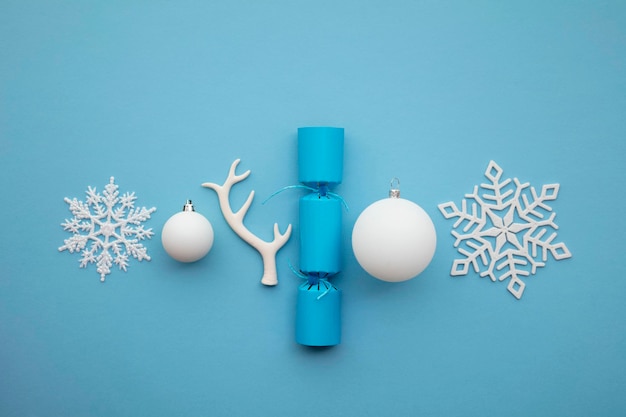 Composição de Natal biscoito festivo com corno de floco de neve de inverno e bolas