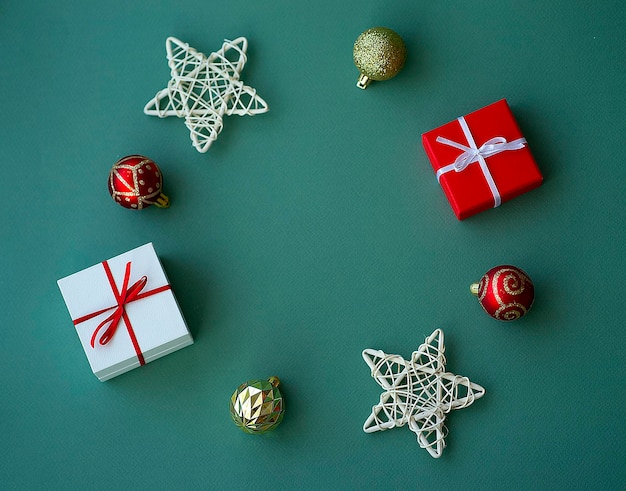 Composição de Natal. Bolas, presentes e estrelas de Natal em um fundo verde