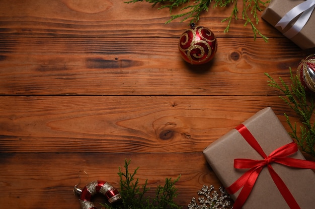 Composição de Natal. Caixas de presente de Natal e galhos de pinheiro em fundo de madeira.