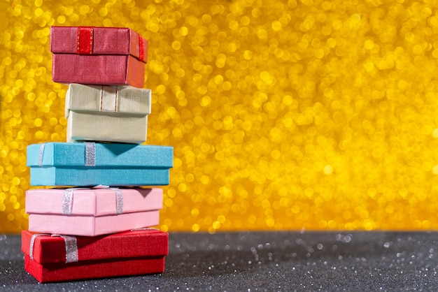 Foto composição de natal. caixas de presente de natal. fundo de cartão de férias.