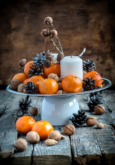 Composição de Natal clássica com tangerinas