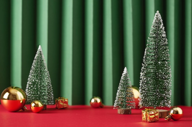 Composição de natal com árvores de natal e enfeites de cartão de natal