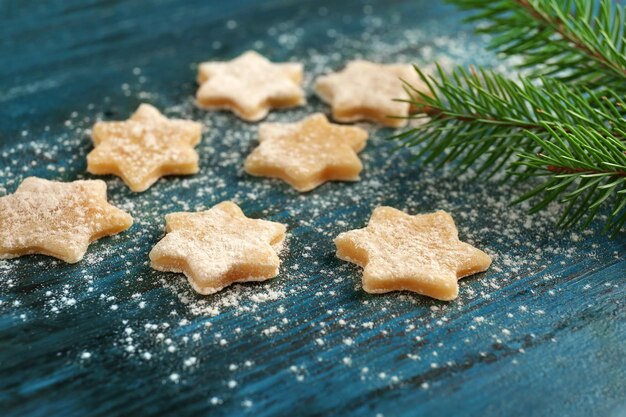 Composição de Natal com biscoitos crus e galho de árvore do abeto em fundo escuro