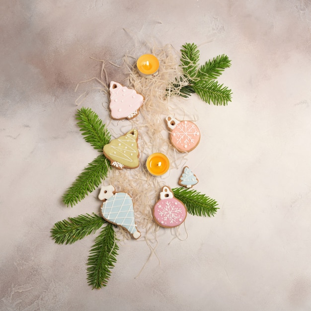 Composição de Natal com biscoitos de gengibre, velas e ramos de abeto