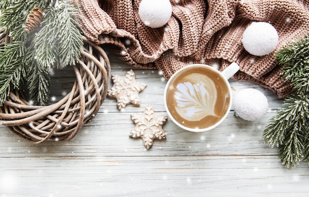 Composição de natal com biscoitos e café