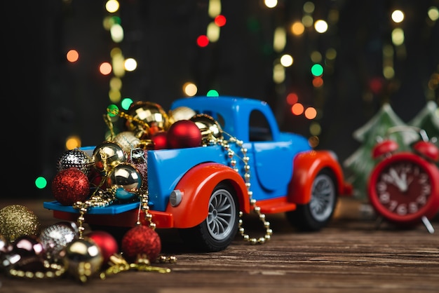 Foto composição de natal com bolas de natal e um brinquedo de carro