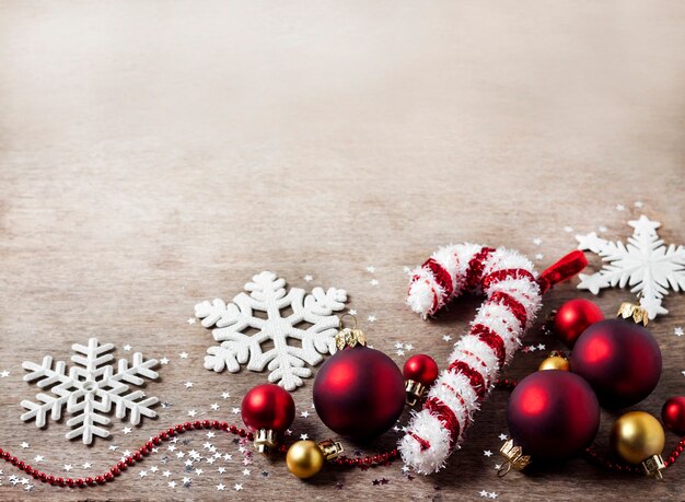 Composição de Natal com bolas de Natal, flocos de neve e doces árvore brinquedo na mesa de madeira. Natal, ano novo conceito com espaço de cópia