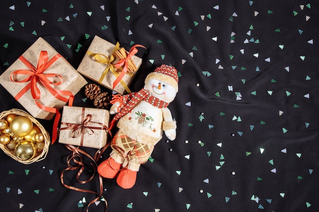 Foto composição de natal com boneco de neve e caixas de presentes