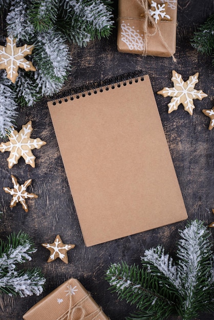 Composição de natal com caderno de artesanato vazio