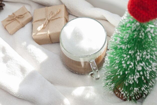 Composição de Natal com café na janela. Conceito de cartão de férias.