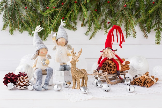 Composição de Natal com caixa de presente, árvore de Natal, anjos e veados. Ano Novo