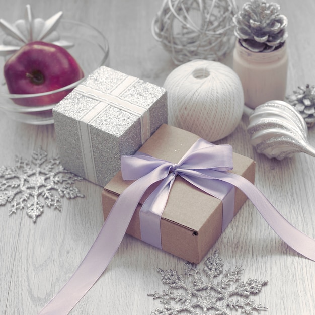 Composição de Natal com caixa de presente com fita de cetim