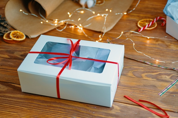 Composição de Natal com caixa de presente.