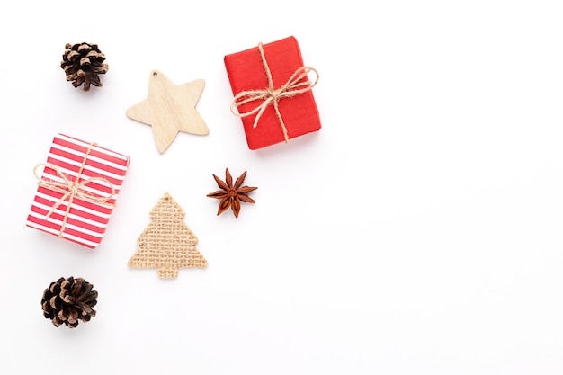 Foto composição de natal com caixas de presente e decorações de natal em fundo branco.