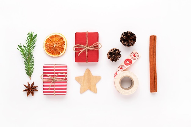 Foto composição de natal com caixas de presente e decorações de natal em fundo branco.