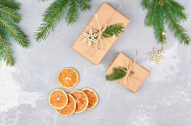 Composição de Natal com caixas de presente, laranjas secas e galhos de pinheiros