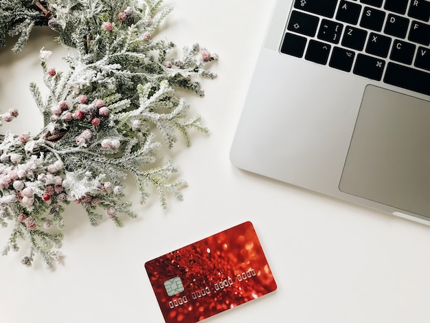 composição de Natal com cartão de crédito e computador