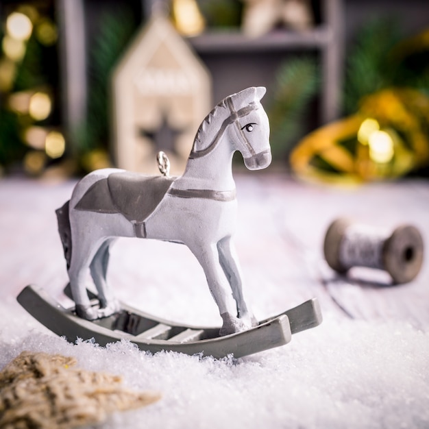 Composição de natal com cavalo de balanço