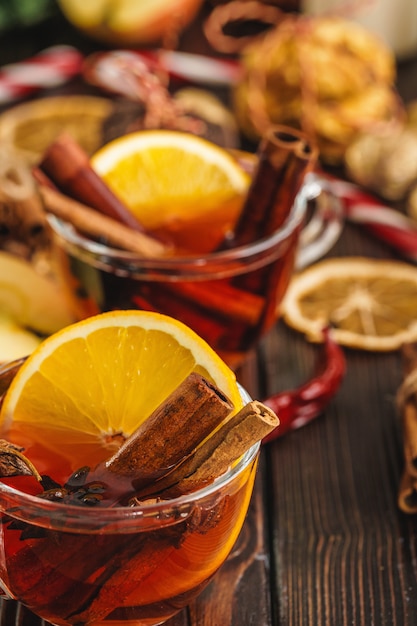 Composição de natal com copo de vinho de brilho na mesa de madeira fechar