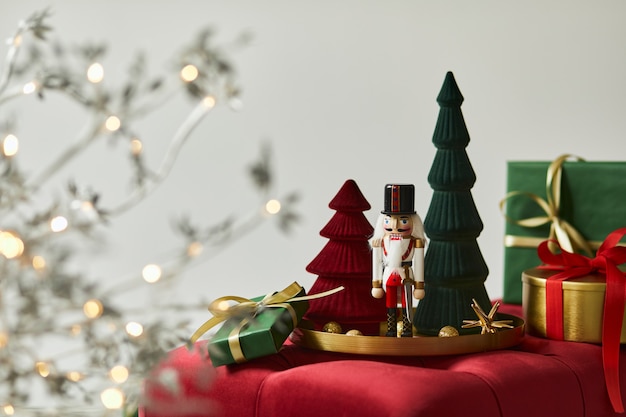 Composição de Natal com decoração, árvore de natal, presentes e acessórios aconchegantes na decoração da casa. Copie o espaço. Branco e vermelho. Modelo.