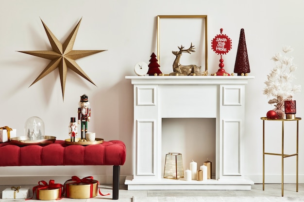 Composição de Natal com decoração, árvore de natal, presentes, neve e acessórios de decoração aconchegante. Copie o espaço. Branco e vermelho. Modelo.