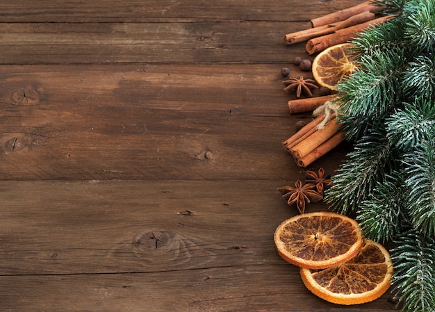 Composição de Natal com especiarias em uma mesa de madeira perto com espaço de cópia