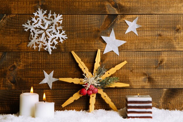 Composição de Natal com flocos de neve em fundo de madeira
