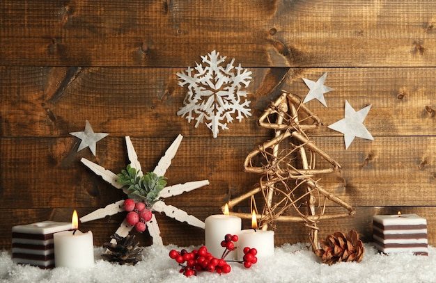 Composição de Natal com flocos de neve na superfície de madeira