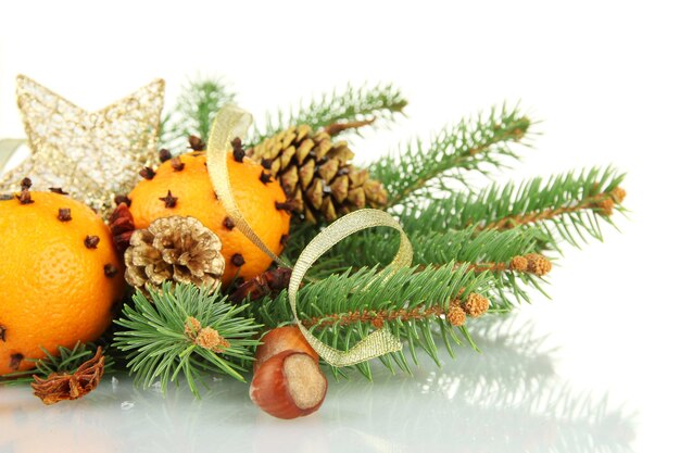 Composição de Natal com laranjas e abeto, isolado no branco.