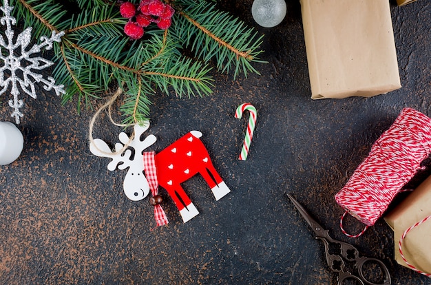 Composição de Natal com Papai Noel, presentes de artesanato e luzes
