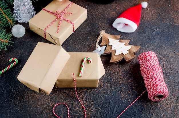 Composição de Natal com Papai Noel, presentes de artesanato e luzes