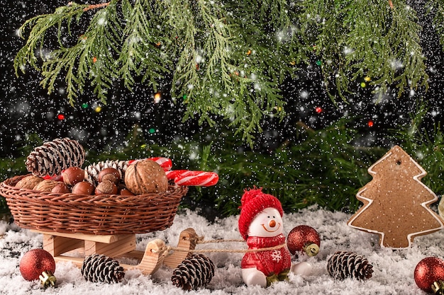 Composição de Natal com presentes e flocos de neve na mesa de madeira.