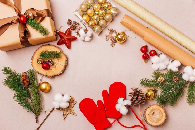 Foto composição de natal com ramo de abeto de caixa de presente feito à mão e decorações em fundo cinza vi superior