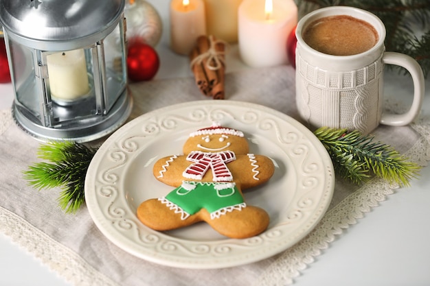 Composição de Natal com saboroso biscoito de gengibre na mesa da cozinha