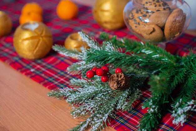 Composição de Natal com tangerinas e uma xícara de chá. Decoração de quarto em casa de ano novo.