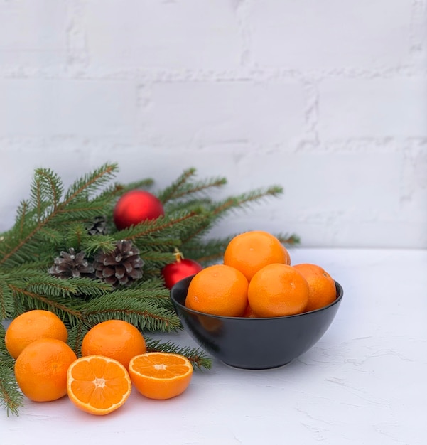 Composição de Natal com tangerinas em fundo branco. Espaço para texto