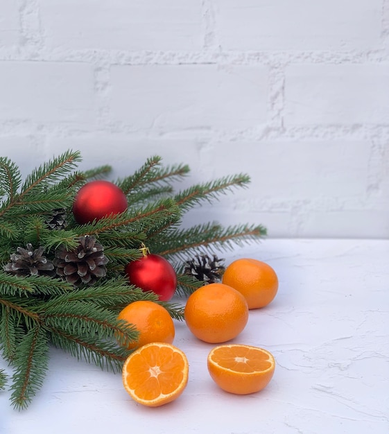 Composição de Natal com tangerinas em fundo branco. Espaço para texto