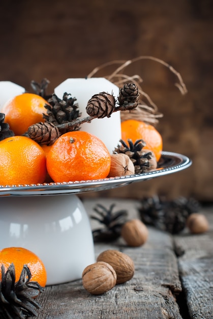 Composição de Natal com tangerinas na bandeja