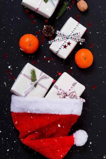 Foto composição de natal com um chapéu de papai noel em preto