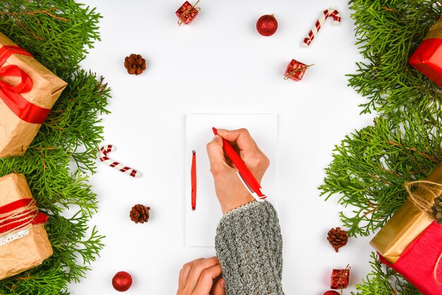 Composição de Natal com vários objetos para escrita. Estúdio atirou sobre o espaço de Natal. Layout com folhas vazias. lugar para escrever. Vista de cima. Em um espaço azul.